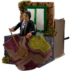 Mujer de 10 cm que sacude la ropa en movimiento cm