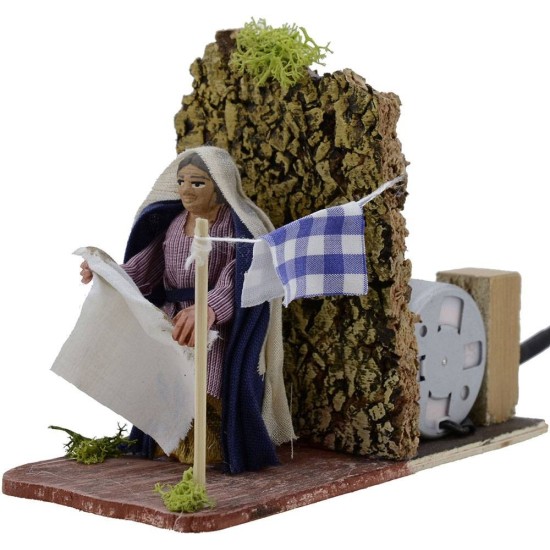 Mujer de 8 cm en movimiento tiende la ropa Mundo