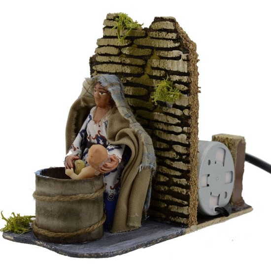 Mum 8 cm washes the baby on the go