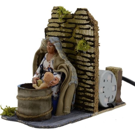 Mum 8 cm washes the baby on the go