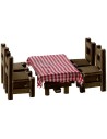 Mesa de madera de 7,3x5x3,7 cm de altura con 4 sillas.