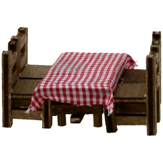 Mesa de madera de 7,3x5x3,7 cm de altura con 4 sillas.