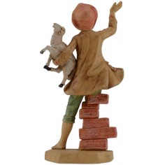 Hombre sentado en el muro con cordero en brazos serie lux cm 16 2