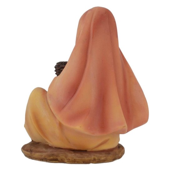 Mujer sentada con cesta en resina serie 15 cm
