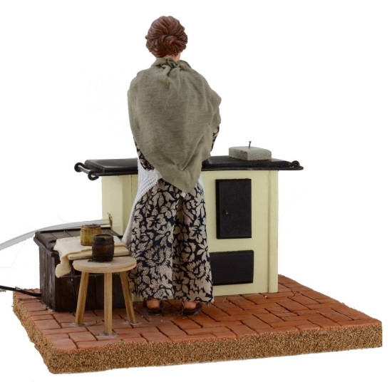 Mujer de 30 cm en la cocina con movimiento y efecto de humo Mondo Presepi