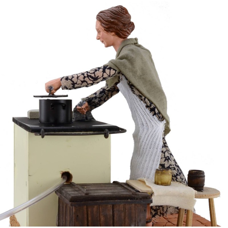 Woman 30 cm in the kitchen with movement and smoking effect