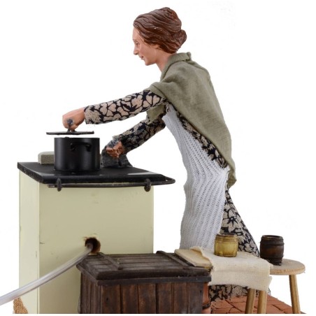 Mujer de 30 cm en la cocina con movimiento y efecto de humo.