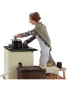 Mujer de 30 cm en la cocina con movimiento y efecto de humo.