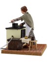 Mujer de 30 cm en la cocina con movimiento y efecto de humo.
