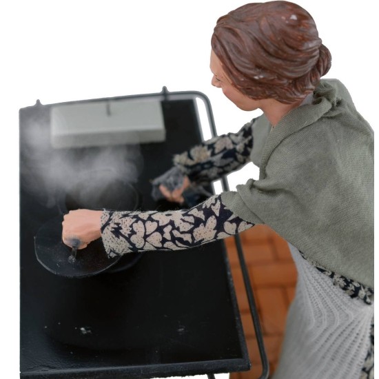 Mujer de 30 cm en la cocina con movimiento y efecto de humo.