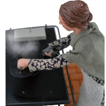 Mujer de 30 cm en la cocina con movimiento y efecto de humo.