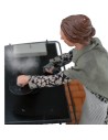 Mujer de 30 cm en la cocina con movimiento y efecto de humo.