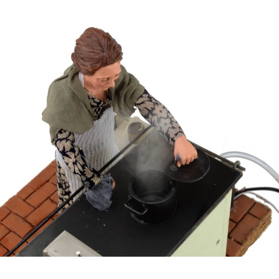 Mujer de 30 cm en la cocina con movimiento y efecto de humo.