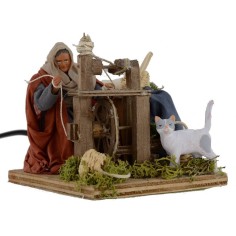 Donna all'arcolaio che fila la lana in movimento serie 12 cm