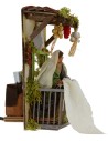 Donna che sbatte i panni sul balcone in movimento serie 12 cm