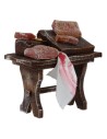Banco de madera con carne y embutidos de 7x4x7,5 cm para