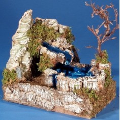 Cascata nel lago con acqua in movimento