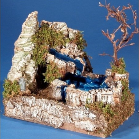 Cascata nel lago con acqua in movimento