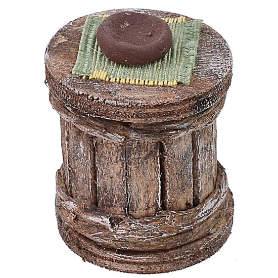 Table with 2 wooden stools for 10 cm statues