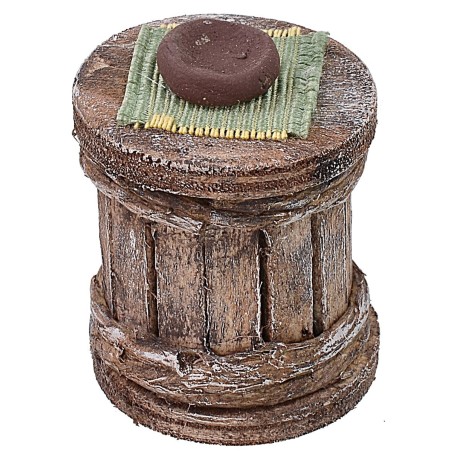 Table with 2 wooden stools for 10 cm statues