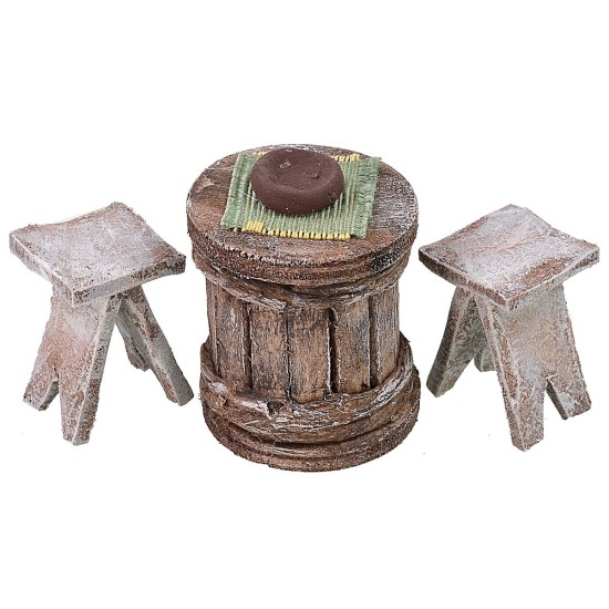 Mesa con 2 taburetes de madera para estatuas de 10 cm Mundo Pesebre.