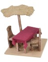 Mesa de madera de 12x12x12 cm de altura con sillas y sombrilla