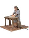 Mujer oriental que corta el pan en movimiento 30 cm