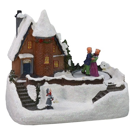 Escenario de casa nevada con pista de patinaje que funciona con
