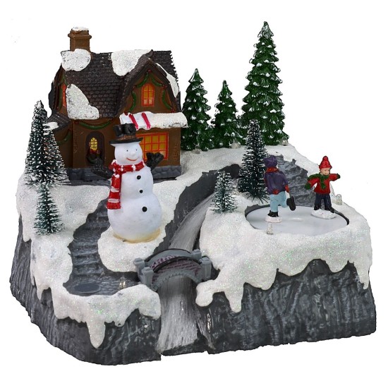 Escenario navideño con río y pista de patinaje que funciona con