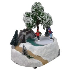 Escenario navideño con puente y pista de patinaje que funciona