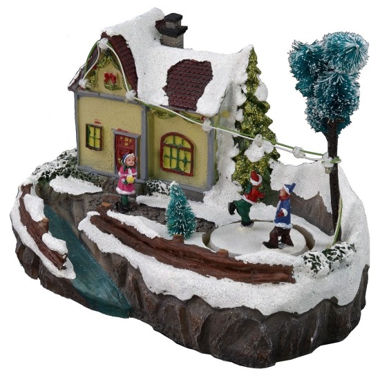 Escenario navideño con casa y pista de patinaje funcionando con