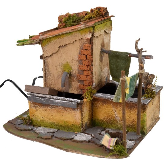 Casa con stenditoio gocciolante e fontana funzionante cm