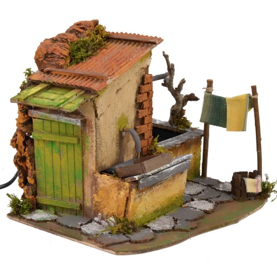Casa con tendedero goteante y fuente funcionando de 25x21x21,5