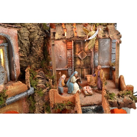 Belén iluminado con cascada funcionando, completo con estatuas.