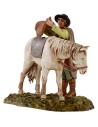 Hombre que ensilla el caballo escena 10 cm Landi Moranduzzo