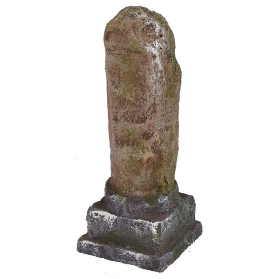 Columna en ruinas con base cuadrada de 2,5x2,5x6,5 cm de altura.