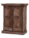 Armario de madera envejecida con puertas y cajones de