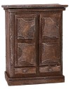 Armario de madera envejecida con puertas y cajones de