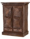 Armario de madera envejecida con puertas y cajones de