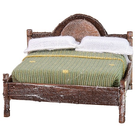 Cama matrimonial de madera envejecida con relieve superior de