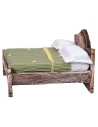 Cama matrimonial de madera envejecida con relieve superior de