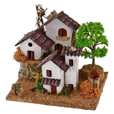 Casitas para belén en dos niveles con árbol de 15x19x14 cm de altura.