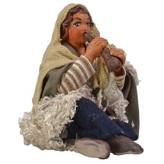 Chico sentado con flauta serie 12 cm terracota, flauta 2