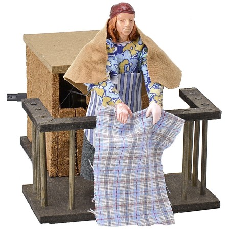 Donna 12 cm al balcone che sbatte i panni in movimento cm