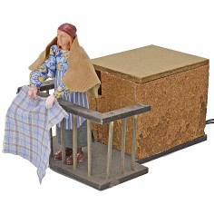Donna 12 cm al balcone che sbatte i panni in movimento cm 2