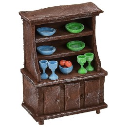 Aparador de madera envejecida con porcelanas coloridas de