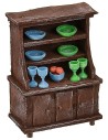 Aparador de madera envejecida con porcelanas coloridas de