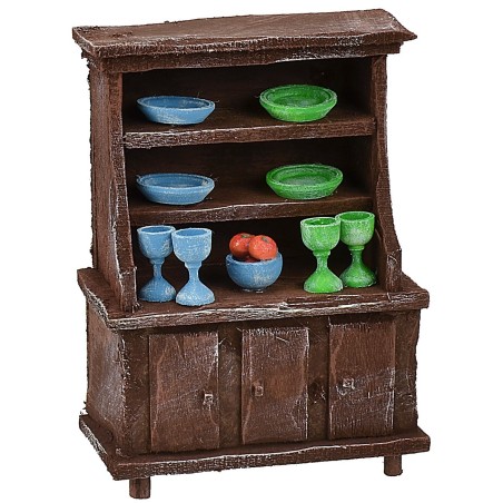 Aparador de madera envejecida con porcelanas coloridas de