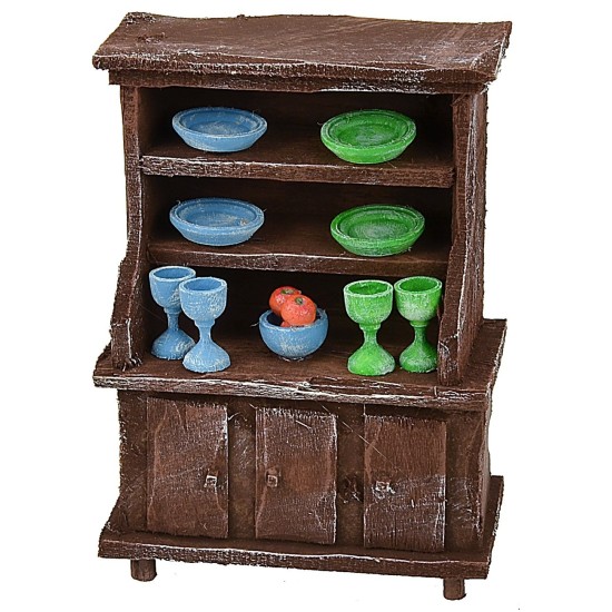 Aparador de madera envejecida con porcelanas coloridas de