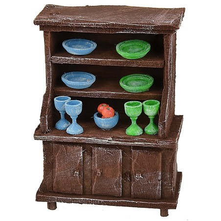 Aparador de madera envejecida con porcelanas coloridas de